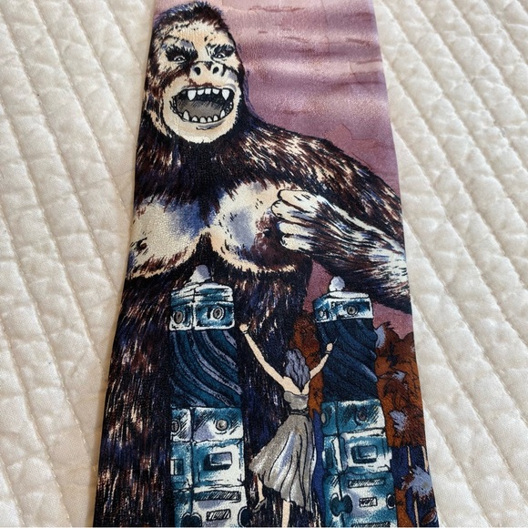 American Film Classics 100% Silk King Kong Tie - Picture 8 of 13